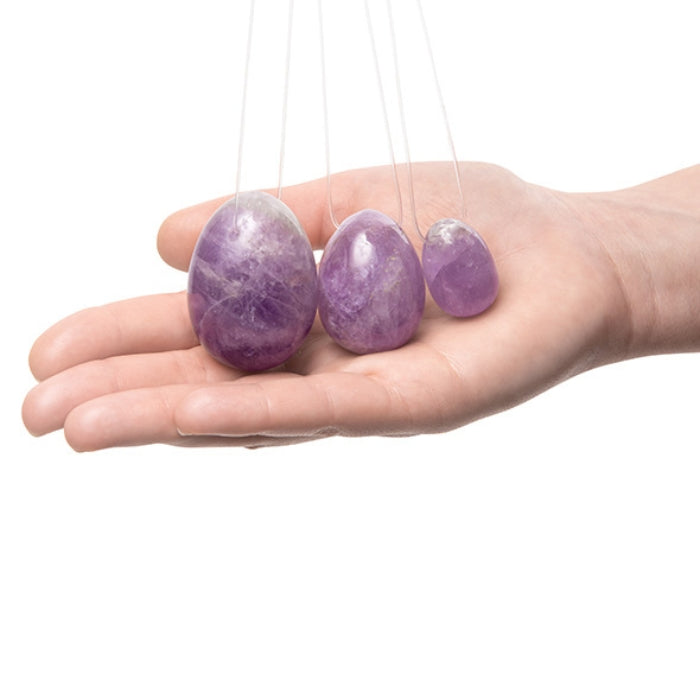 A yoni egg was originally intended to strengthen your pelvic floor muscles but is also very suitable for other purposes. Because of the shape and size you can easily take the egg with you in your pocket for example. Gemstones are known for their healing energetic properties and each stone has its own energy that brings you more into contact with yourself. All stones are 100% natural and free of harmful chemicals, silicones and BPA. Size M is approximately 4 x 3 cm