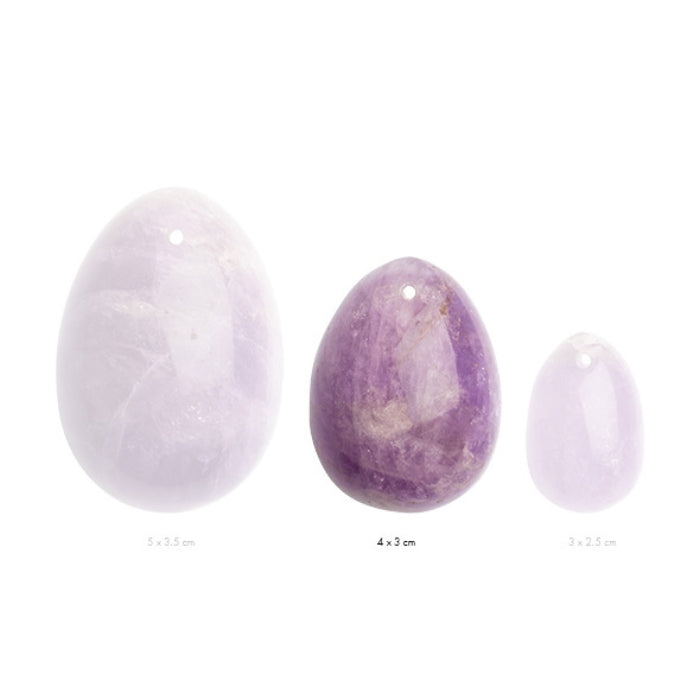 A yoni egg was originally intended to strengthen your pelvic floor muscles but is also very suitable for other purposes. Because of the shape and size you can easily take the egg with you in your pocket for example. Gemstones are known for their healing energetic properties and each stone has its own energy that brings you more into contact with yourself. All stones are 100% natural and free of harmful chemicals, silicones and BPA. Size M is approximately 4 x 3 cm