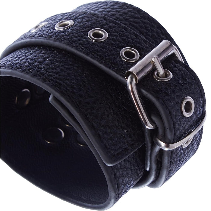 MOI lets you take control with this stylishly designed set of restraints. The collar has a set of hand restraints joined by a sturdy yet fashionable set of chains. Let your dominant or submissive side come out to play, fulfilling your wildest fantasies.