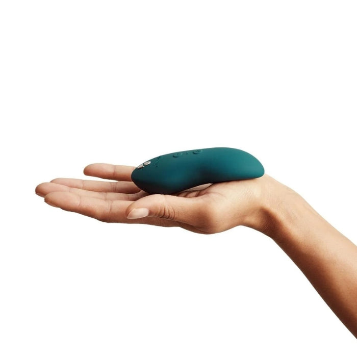 Simply hold it in the palm of your hand, turn it on, and let it caress your unique curves, exploring your erogenous zones with its deep, rumbly vibrations. And the best part? It's rechargeable and 100% waterproof.