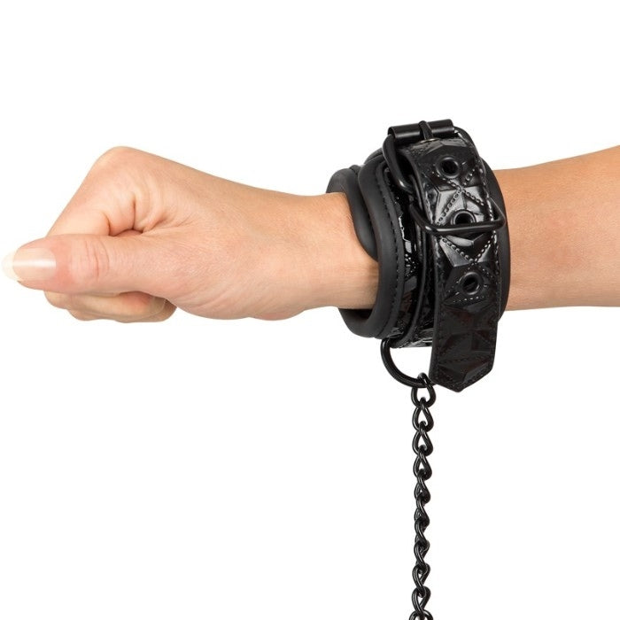 Robust metal handcuffs with removable plush covers in black. Including two keys (but can also be opened with the clips.