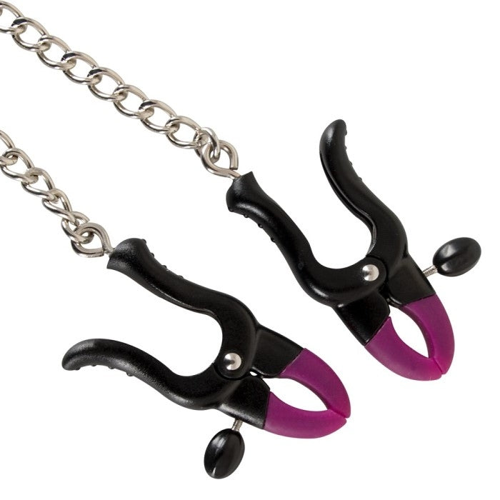 Nipple clamp duo with silicone tips that are connected with a seductive chain that is 52 cm long. Attach the clamps to the nipples and use the adjustment screws to set the desired clamp pressure. Nipple play can bring a whole new experience to the bedroom. Add a nipple gel for added sensations.